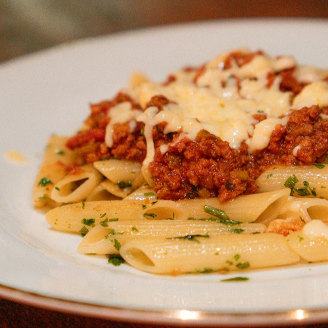 Penne à Bolonhesa com massa no ponto certo e molho de carne encorpado, bem temperado e cheio de sabor. Perfeito pra quem busca um clássico com mais textura e cremosidade em cada garfada.
