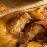 Tortilla de trigo fininha e levemente tostada, enrolada e recheada com delícias típicas Mexicanas. Montado com frango desfiado, queijo prato, salsa Mexicana, guacamole e sour cream.