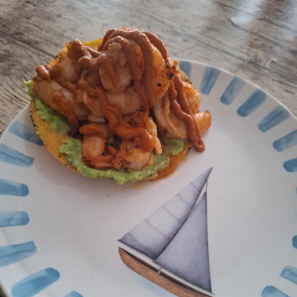 ¡Esta perra! (Guacamole, camarones sazonados)