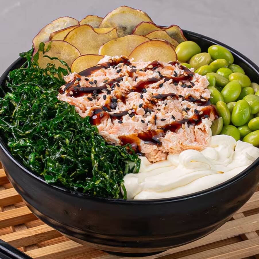 Base à sua escolha, salmão temperado e grelhado, cream cheese, edamame, chips de batata doce e palha de couve, finalizado com teriaky e gergelim.
Escolha a base do seu poke: Arroz japonês (shari) ou Salada!