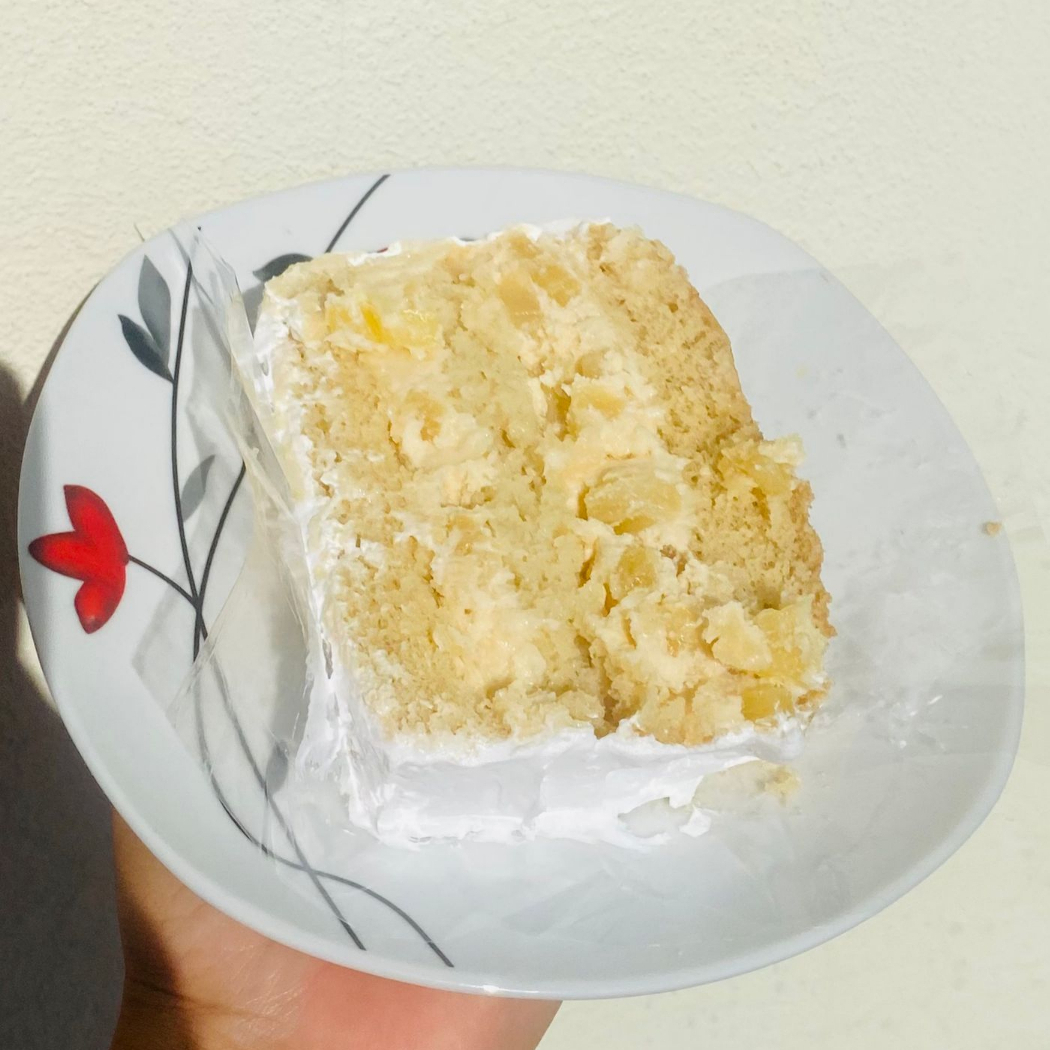 Massa sabor leite recheio abacaxi em pedaços com coco
