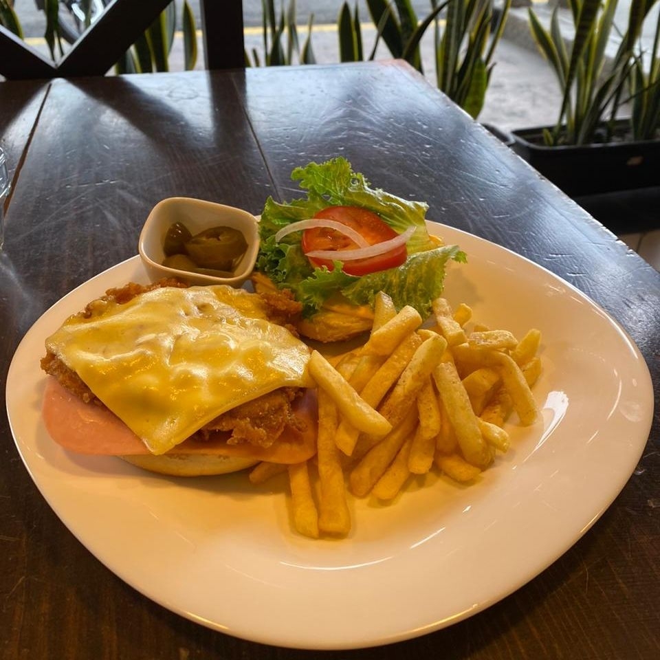 Hamburguesa de Pollo Crujiente Con Papas