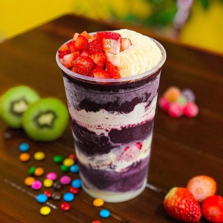 Açai 500ml com 3 camadas companhado de 1 fruta e 5 complementos