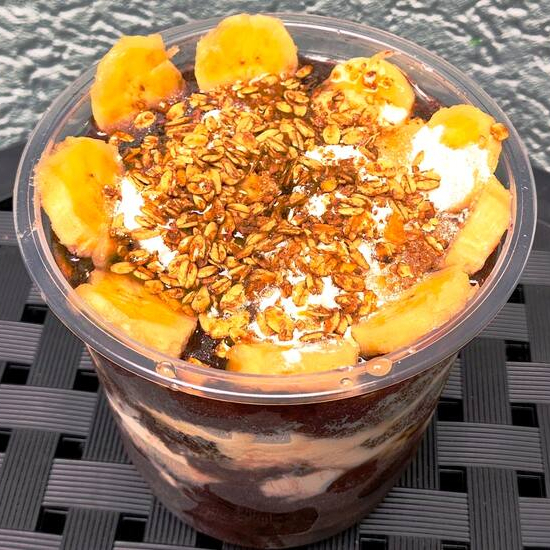 É uma experiência refrescante e saborosa, perfeita para quem busca uma explosão de sabores tropicais e um toque de energia em cada colherada. Este prato é preparado com açaí cremoso, acompanhado de quatro complementos cuidadosamente escolhidos para harmonizar e proporcionar uma combinação deliciosa de texturas: Granola Bananas em rodelas Leite em Pó Mel Tudo isso em um Pote de 500ml.