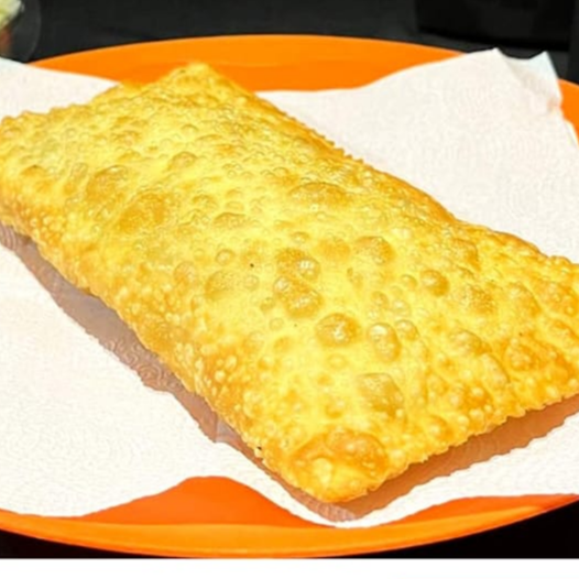 "Pastel de família: massa crocante, recheio generoso e sabor caseiro que conquista na primeira mordida"