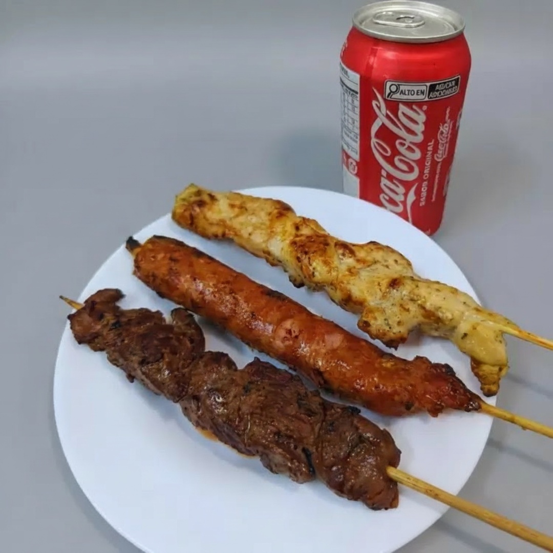 Combo - 1 Espeto de carne + 1 Espeto Linguiça + 1 Espeto Frango e 1 Coca-Cola 350ml