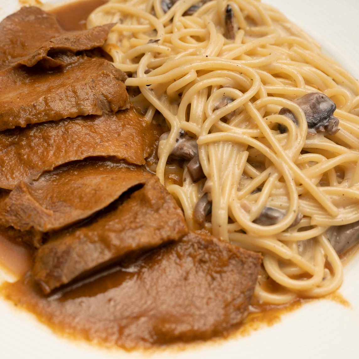Spaghetti Crema de Champiñones con Asado