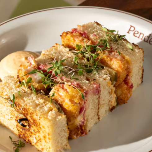 Pão brioche/ Camarão empanado/ Maionese da casa/ Picles