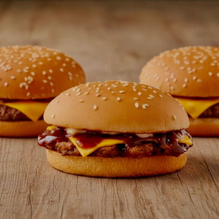 Pao carne 1 , batata palha , cheddar , requeijão , barbecue , cebola caramilizada ,