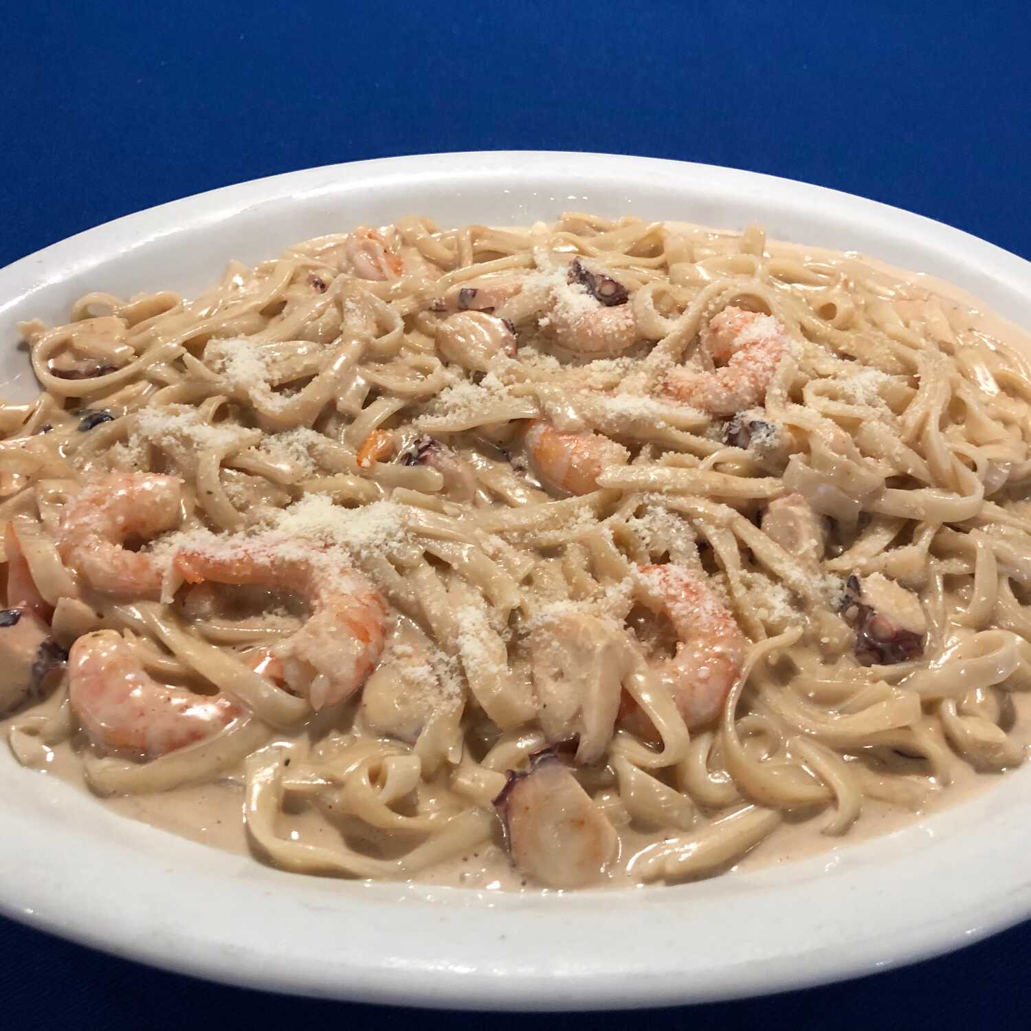 Fetuccini a la crema con mariscos
