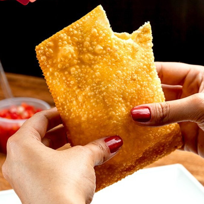 Delicioso pastel de Filé mignon exclusivo da casa, cortados em filet com o nosso tradicional tempero e complemento queijo gorgonzola.
*Nosso delicioso pastel mantém há anos. O tamanho e a quantidade do recheio podem variar, o mínimo possível, por ser feito um a um artesanalmente.