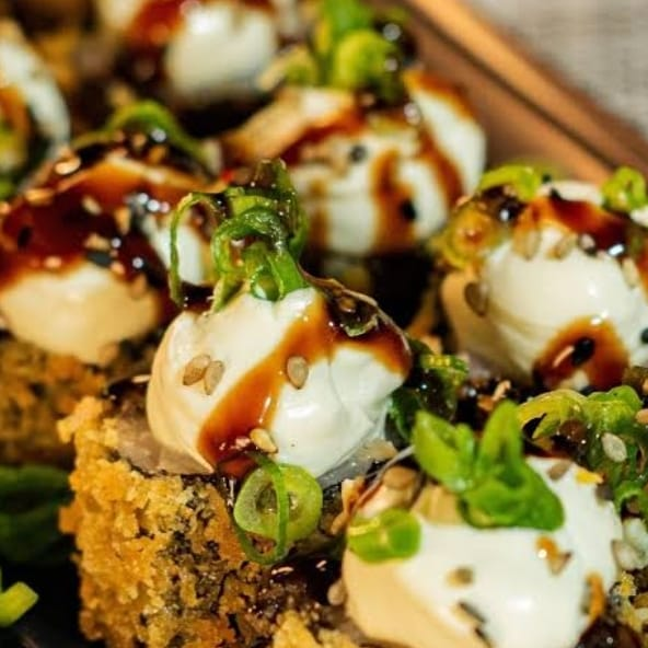 hot roll de salmão grelhado com 8 unidades finalizado com cebolinha creme cheese e cebolinha. cada unidade uma aventura