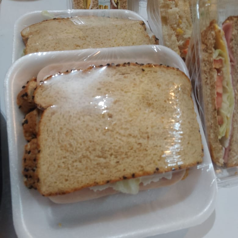 1 Sandwich Americano, Hot Cakes y Jugo Verde 500ml