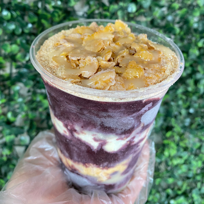Açaí artesanal, leite em po, farinha lacta, sucrilhos e leite condensado.