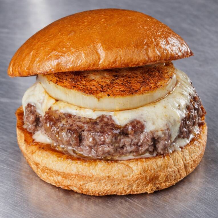 130g carne , pão chapeado na manteiga de garrafa, queijo mussarela, cebola selada e maionese caseira.