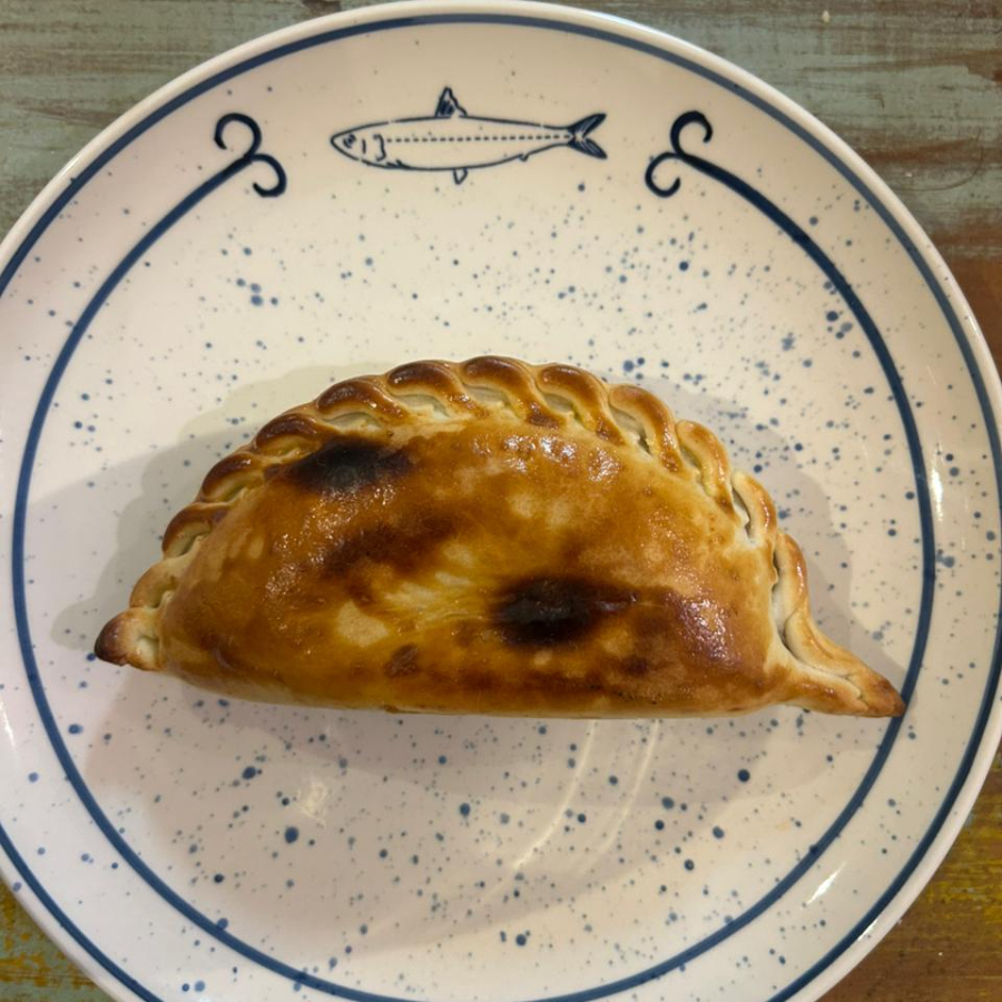 Empanada de bacalhau cremoso com alho poro