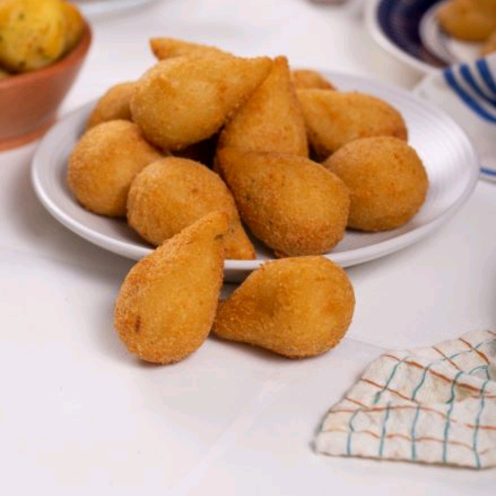 Coxinha massa bem teperadinha ao ponto.certo frango bem teperadinho crocante vai 33 mini coxinha e uma coca lata