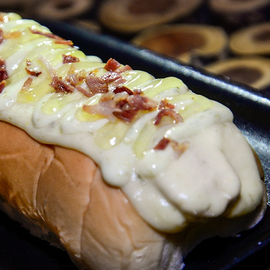 Perro Suizo con Gratinado de Mozarella