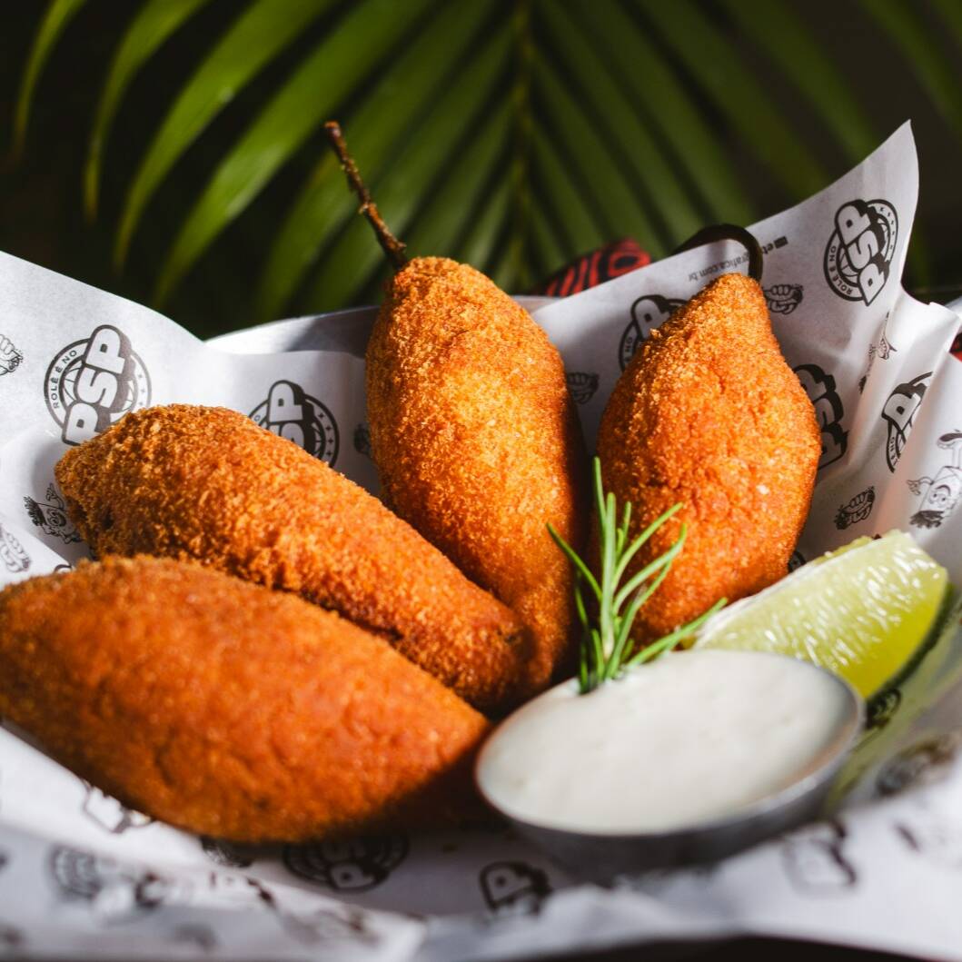 Porção de 4 unidades de pimenta dedo de moça recheada com carne moída com coentro no estilo mexicano.