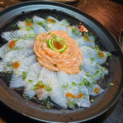 Fatias finíssimas de salmão fresco, delicadamente temperadas com azeite extra virgem, limão siciliano, pimenta rosa e ervas frescas. Uma entrada elegante, leve e cheia de sabor para despertar seu paladar.