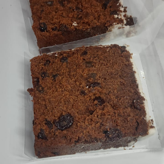 Bolo de noiva pernambucano feito com frutas e uvas passas, massa de chocolate com topo de açúcar glacê