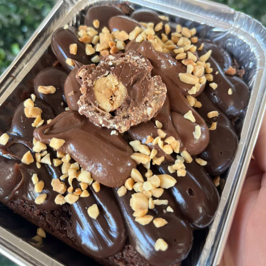 brownie molhadinho, finalizado com brigadeiro, amendim, nutella e um bombom de ferrero
