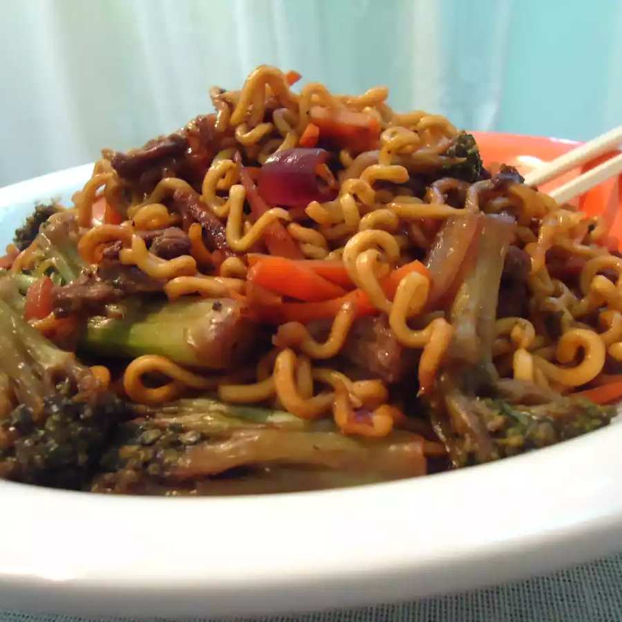 Carne, frango ,repolho,acelga, brócolis,pimentão colorido, cenoura, repolho e macarrão!