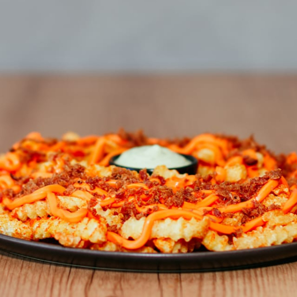 Porção de batatinha frita crocante com bacon, Tempero especial e queijo cheddar. Acompanha maionese artesanal, uma explosão de sabores. 400 Gramas