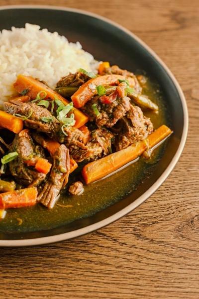 Uma explosão de sabores da culinária brasileira, o nosso picadinho de carne é sempre uma boa escolha!
Preparado com acém bovino, arroz branco, feijão carioca, tomate, cenoura, cebola branca, vagem, óleo de milho, sal refinado, óleo de soja, alho, shoyu, vinho branco seco, páprica defumada, cebolinha, azeite de oliva, louro e colorau.
*Nenhum ingrediente do preparo pode ser alterado
Não contém glúten
Não contém lactose
Serve 1 pessoa
Aproximadamente 350g