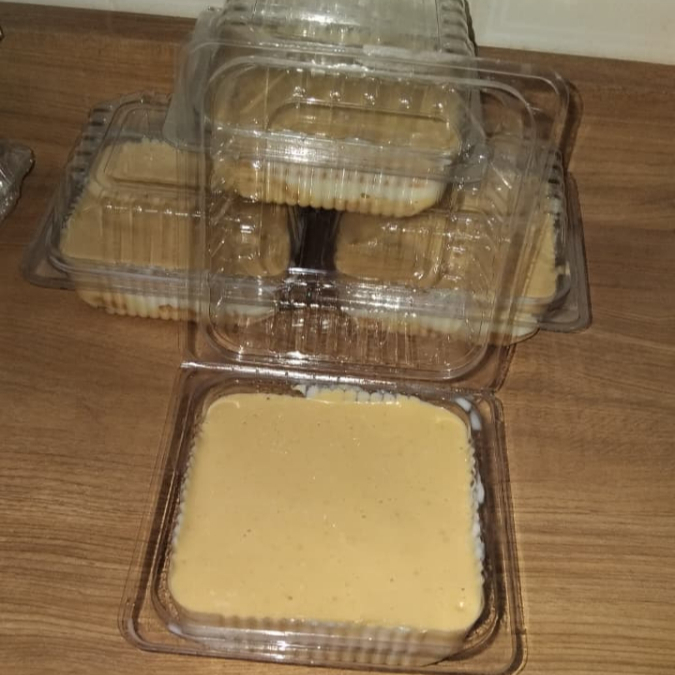 O pavê de doce de leite é uma sobremesa cremosa e irresistível, feita com camadas intercaladas de biscoitos embebidos em leite adoçado e um recheio rico de doce de leite combinado com cremes suaves.