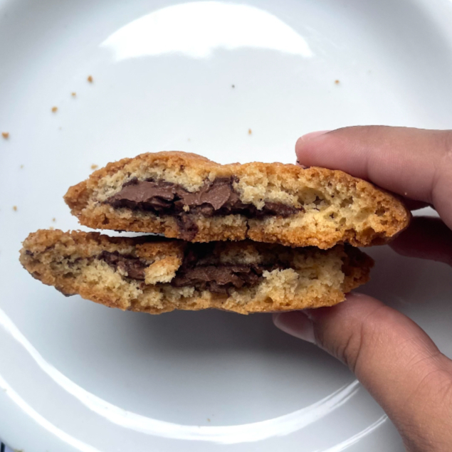 o famoso cookie tradicional acompanhado com gotas de chocolate e recheio de avelã .perfeito pra acompanhar aquele cafezinho...