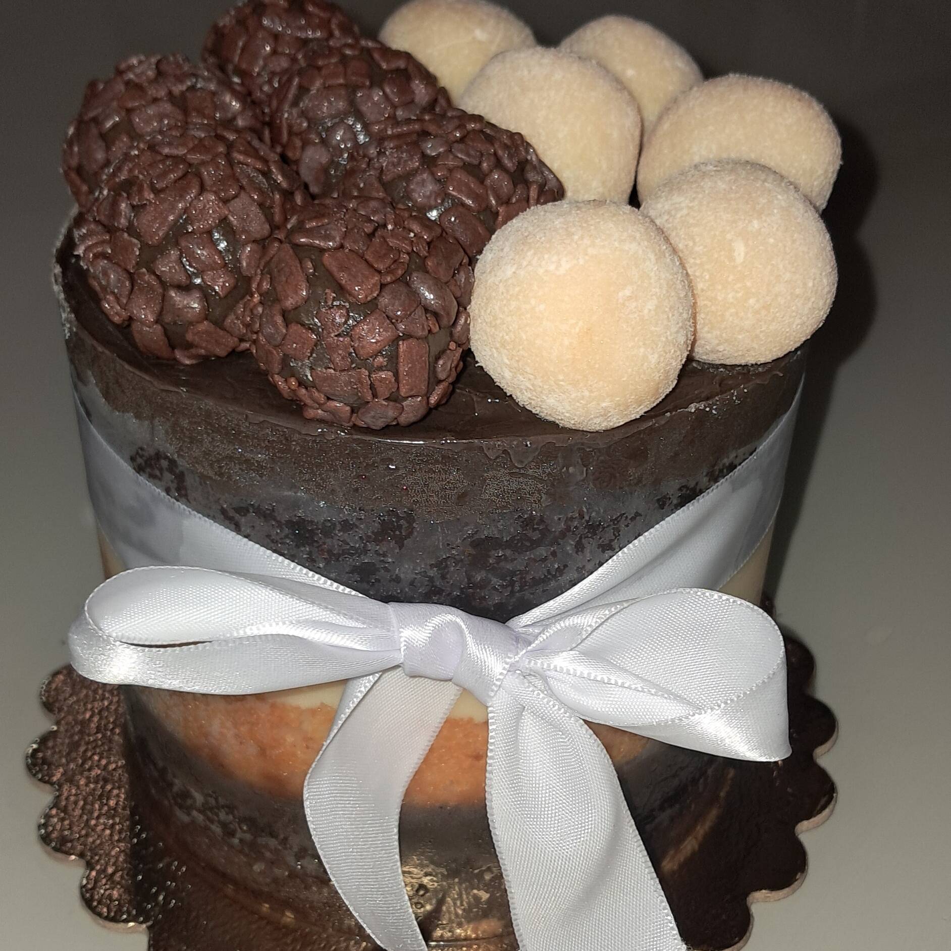 Irresistível bento cake chocolatuda na caixa!
Massa e recheio chocolate 50%.
