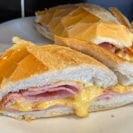 Serve 1 pessoa. Refrigerante Guaraná Antártica de 600ml.