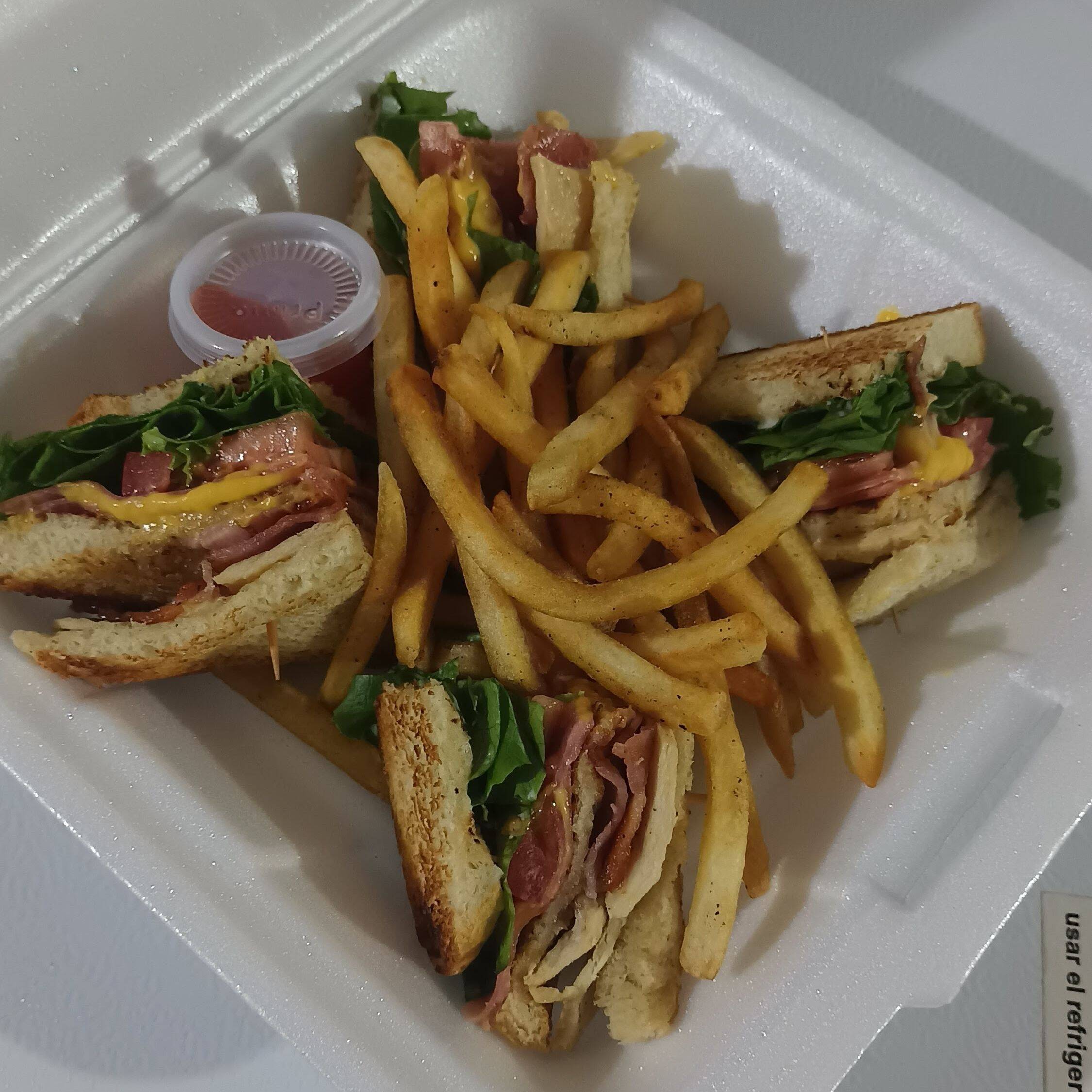 Club Sándwich con Papas y Refresco