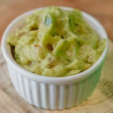 Delicie-se com nosso Guacamole, um adicional incrivelmente saboroso e refrescante. Com uma perfeita combinação de ingredientes frescos, nosso Guacamole é uma experiência culinária que você não vai querer perder. Perfeito para acompanhar nachos, tacos ou qualquer prato de sua preferência. Adicione um pouco de cor e sabor ao seu Dia com nosso Guacamole!