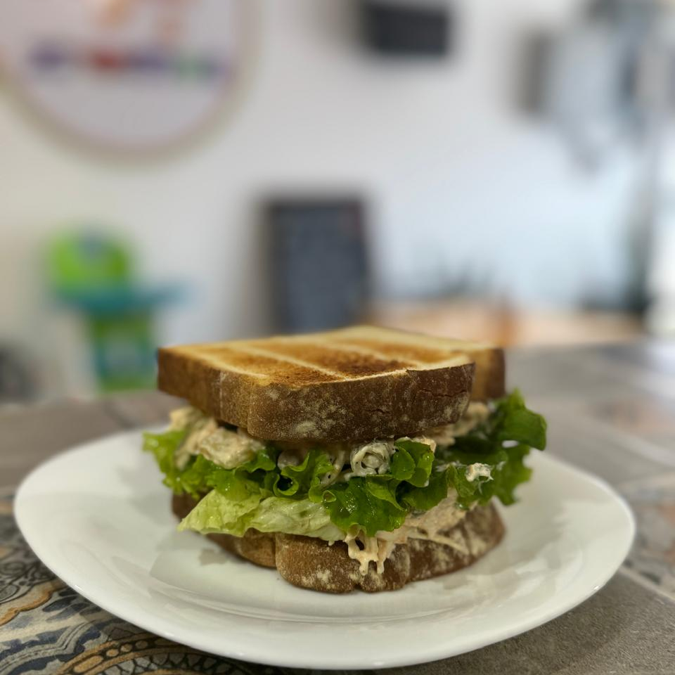 SANDWICH DE ENSALADA DE POLLO