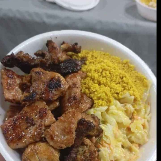 chapa de frango acompanha arroz, salada,farofa e macaxeira frita