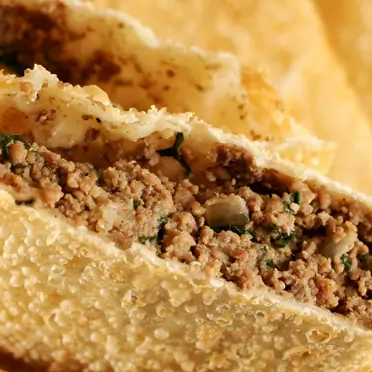 Carne temperada com sal, alho, tomate, colorau, azeitona