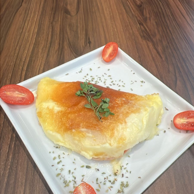 Tapioca bem recheada e prensada como um toast. Crocante por fora, macia por dentro