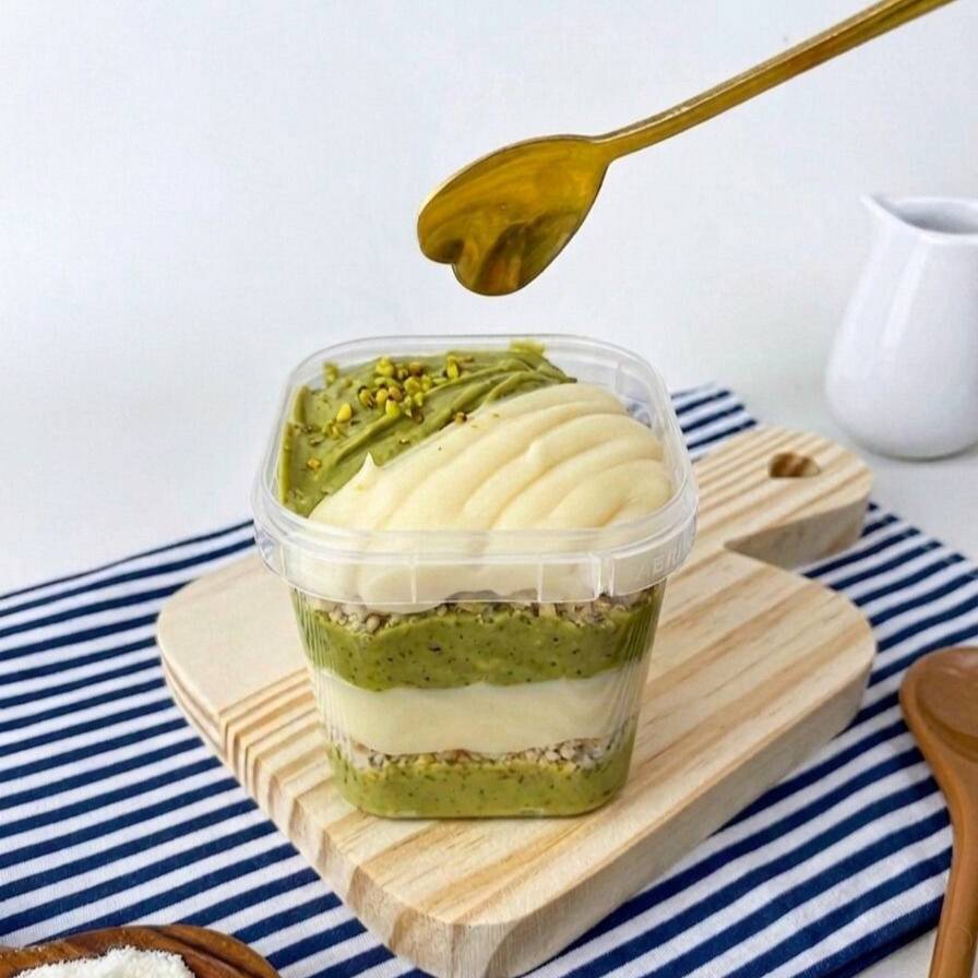 Camadas de bolo de baunilha super fofinho recheadas com um delicioso creme de pistache feito com pasta 100% pistache, intercaladas com creme de chocolate branco extremamente cremoso. Uma combinação sofisticada, equilibrada e cheia de sabor para os apaixonados por pistache!