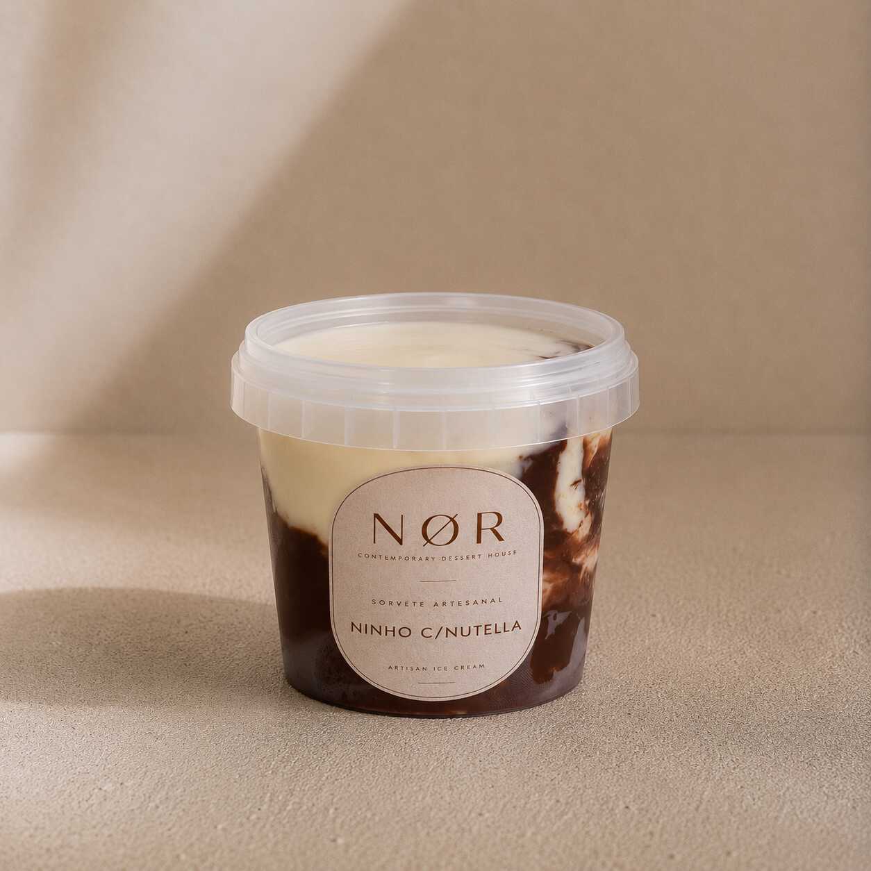 Ninho c/ Nutella
Sorvete de leite Ninho, com sabor presente e cremoso de leite, combinado com Nutella pura. A combinação traz o contraste entre a base láctea do Ninho e o sabor intenso de chocolate e avelã da Nutella.