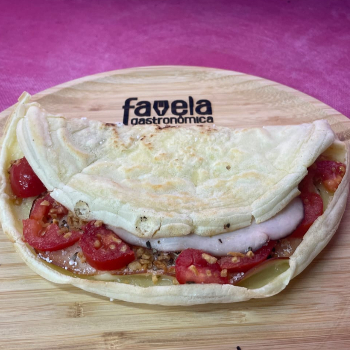 Desvende o sabor irresistível da nossa Crepioca de Peito de Peru, pertencente à categoria das apreciadas 'Tapiocas Fitness'. Este prato combina a leveza da crepioca com o sabor refinado do peito de peru, resultando em uma explosão de sabor. O prato é generosamente recheado e é servido com queijo, proporcionando um toque suave e cremoso. Adicionais podem ser incluídos conforme o seu paladar desejar. Lembramos que a foto é apenas ilustrativa, e a realidade é ainda mais apetitosa!