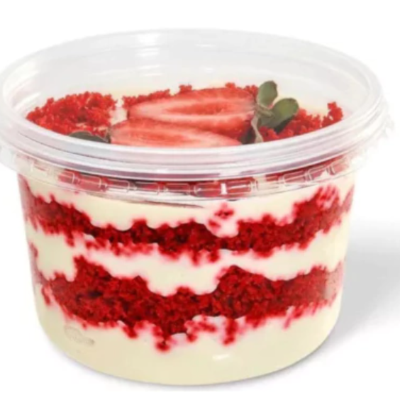 Bolo red velt com recheio de creme de ninho finalizado com morango