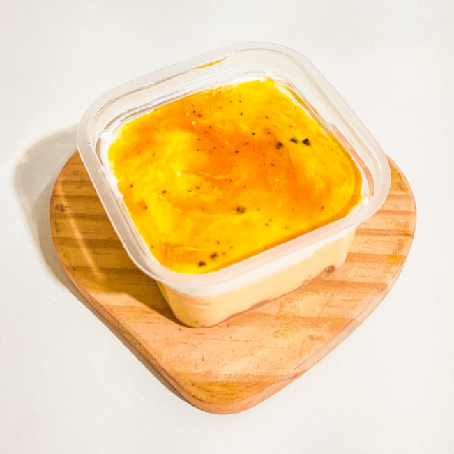 Camadas deliciosas da nossa torta de maracujá, feita com base de farofinha crocante, mousse de maracujá, finalizado com chantininho, e geleia artesanal de maracujá. Pote de 250ml.