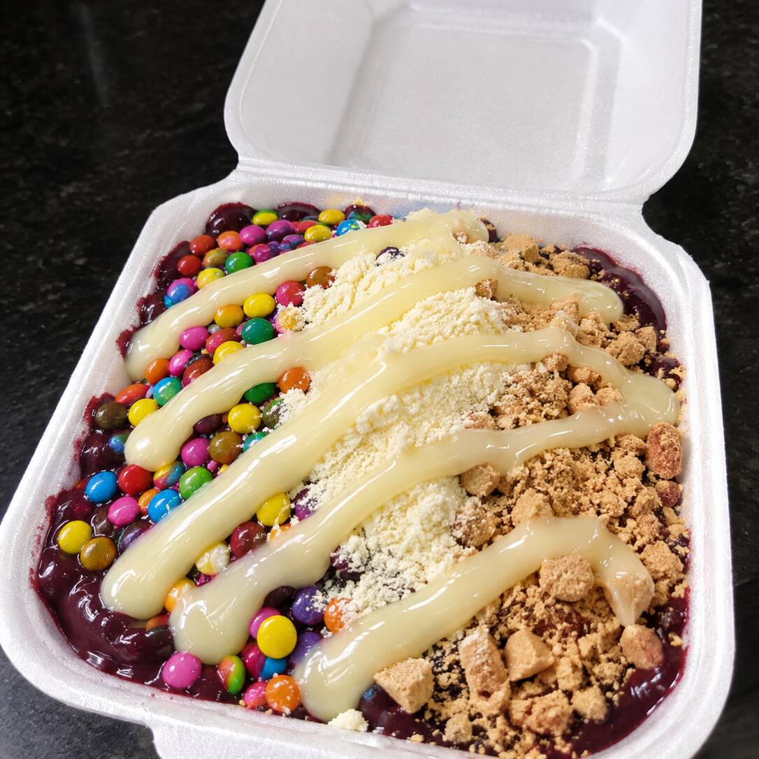 Açaí na marmita tem açaí cremoso com paçoca , ninho , confetes e leite condensado. Ela serve até 2 pessoas se quiser dividir.
