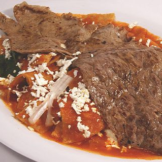 Chilaquiles Rojos con Bistec