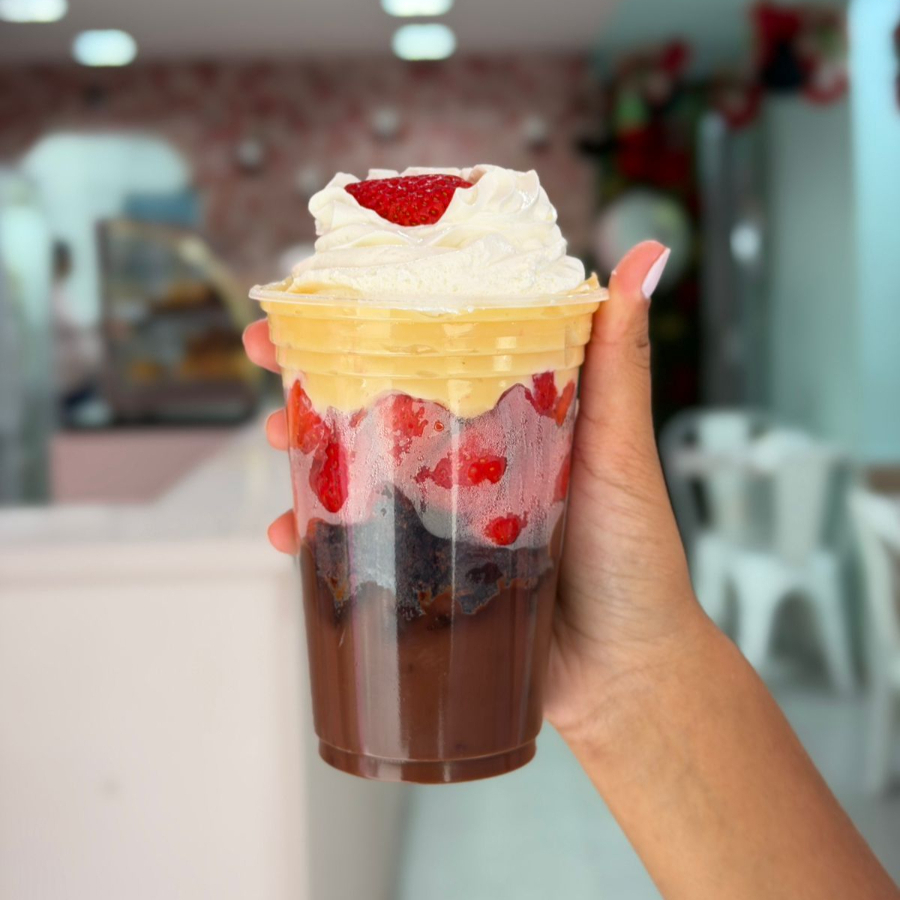 Ganache, brownie, morangos, brigadeiro branco, e chantininho (400ml)