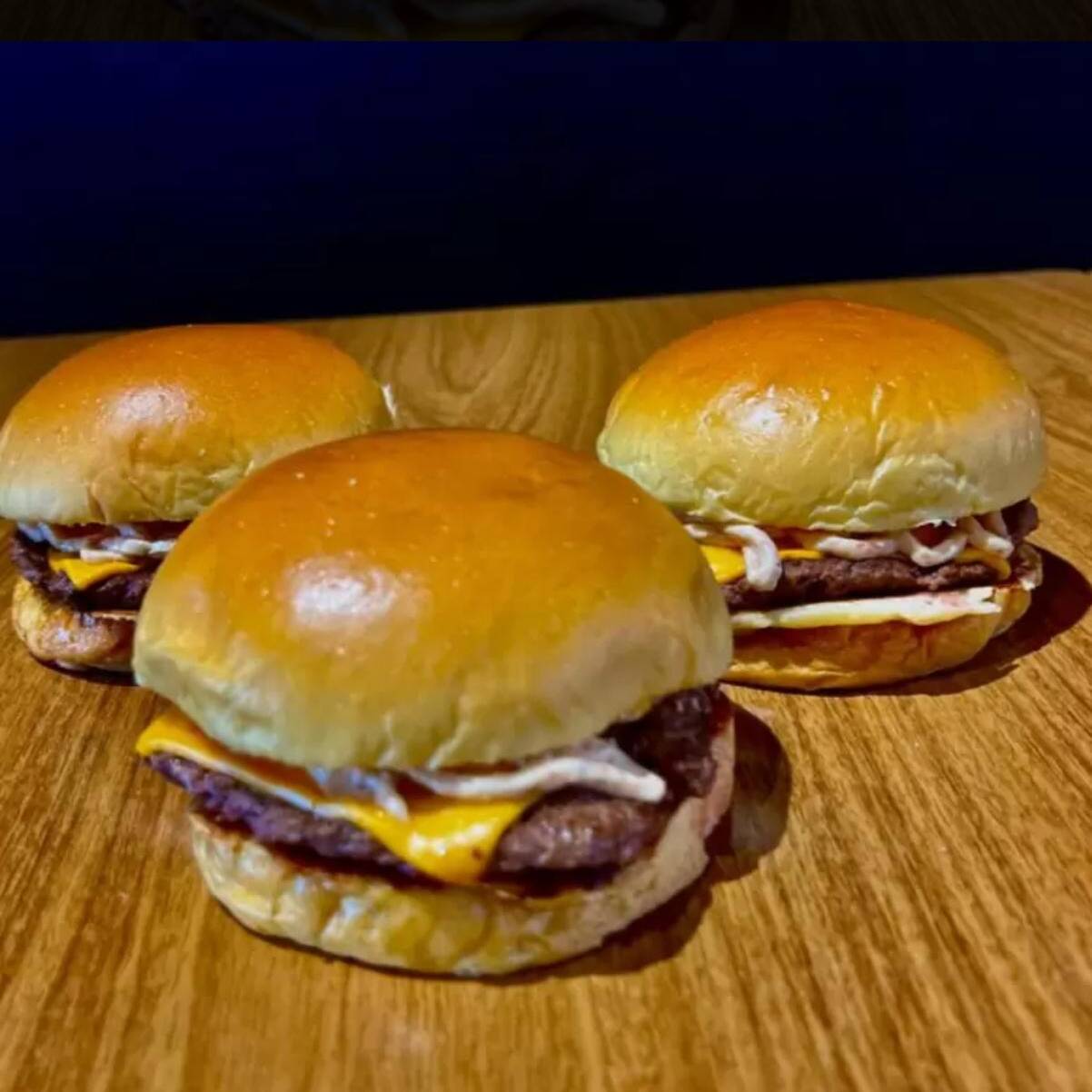 Pão Brioche, Hambúrguer Artesanal 100g, Cheddar Cremoso, acompanhada com delicioso Baconese.