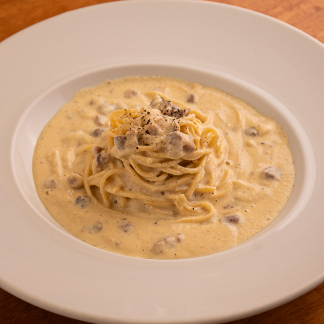 Carbonara Classica com massa Fresca, Guanciale, Gemas e Queijo Pecorino. Finalizado com Gema caipira curada.