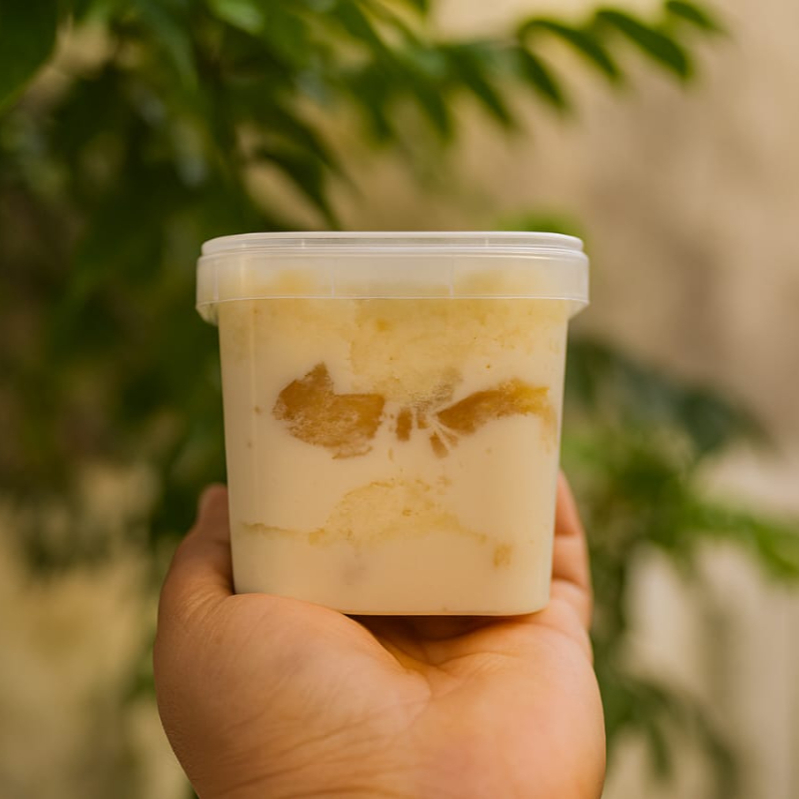 frito com uma massa de baunilha super molhadinha e um recheio de coco cremoso e uma geleia artesanal em pedaços de abacaxi